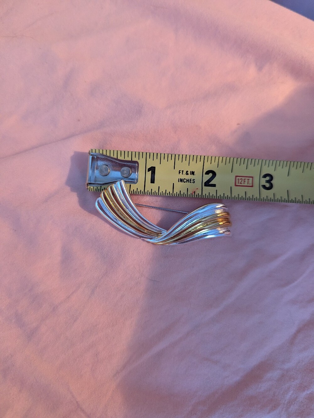 Napier Two-Tone Ribbed Winged Brooch. - Picture 4 of 4